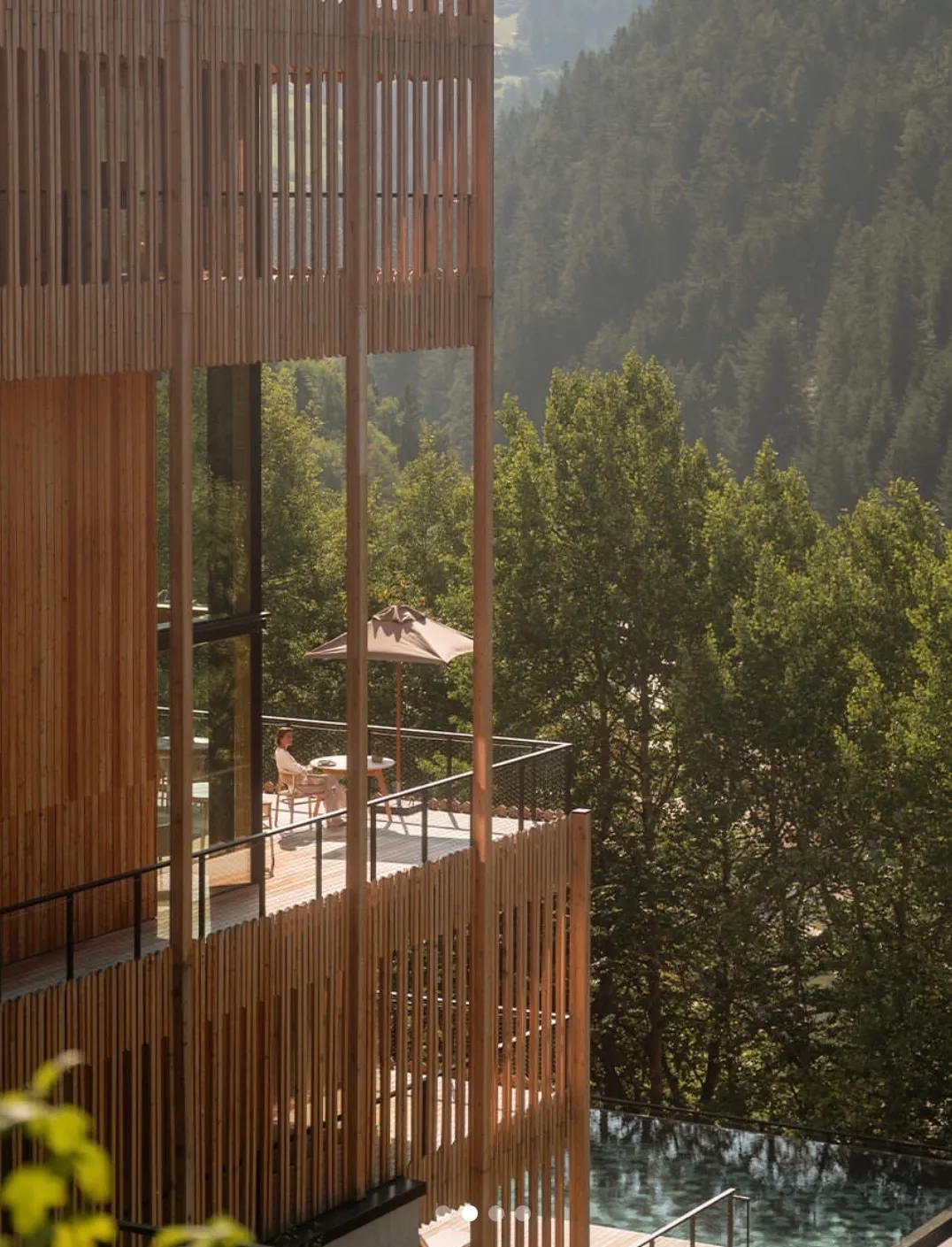 Holzarchitektur und Waldblick im ENGEL AYURPURA
