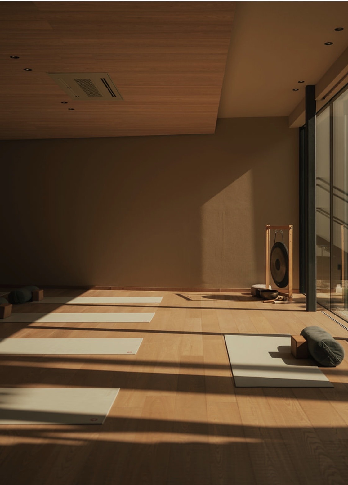 Sunlit yoga studio at ENGEL AYURPURA in the Dolomites